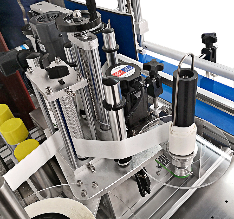 Automatic labeling machine for round bottle