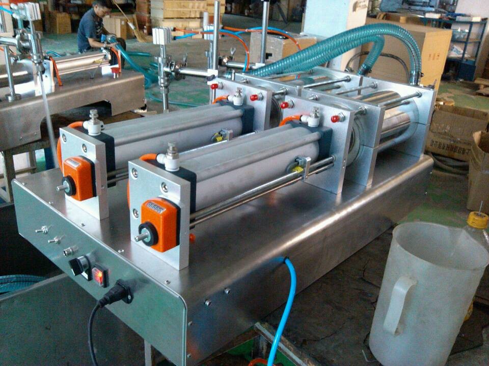 Double head liquid filling machine